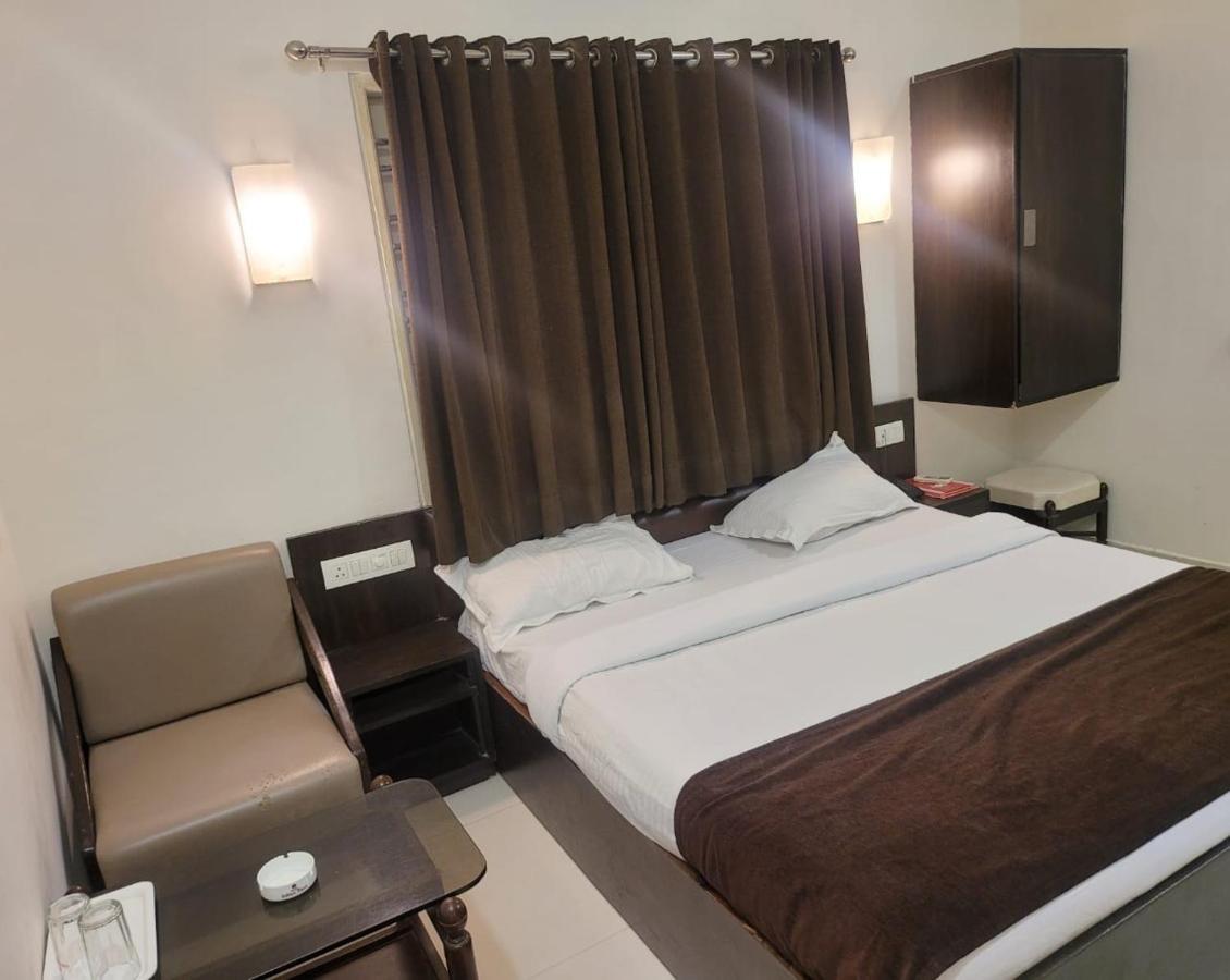 Hotel Golden Plaza Ahmedabad Exterior foto