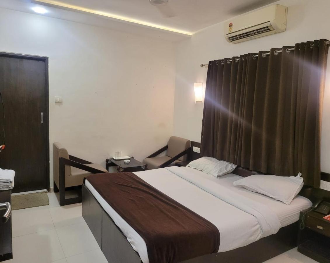 Hotel Golden Plaza Ahmedabad Exterior foto