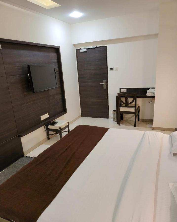 Hotel Golden Plaza Ahmedabad Exterior foto
