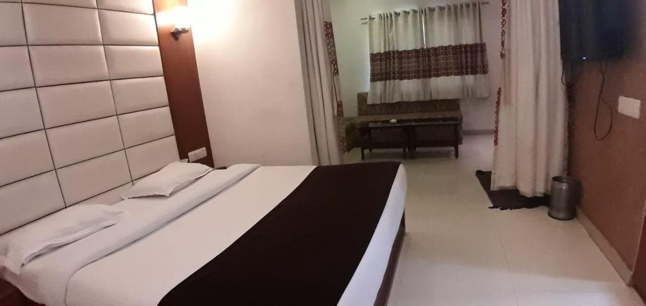 Hotel Golden Plaza Ahmedabad Exterior foto