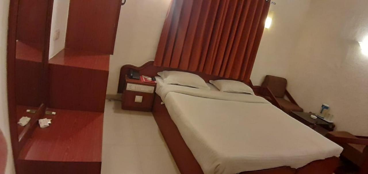 Hotel Golden Plaza Ahmedabad Exterior foto